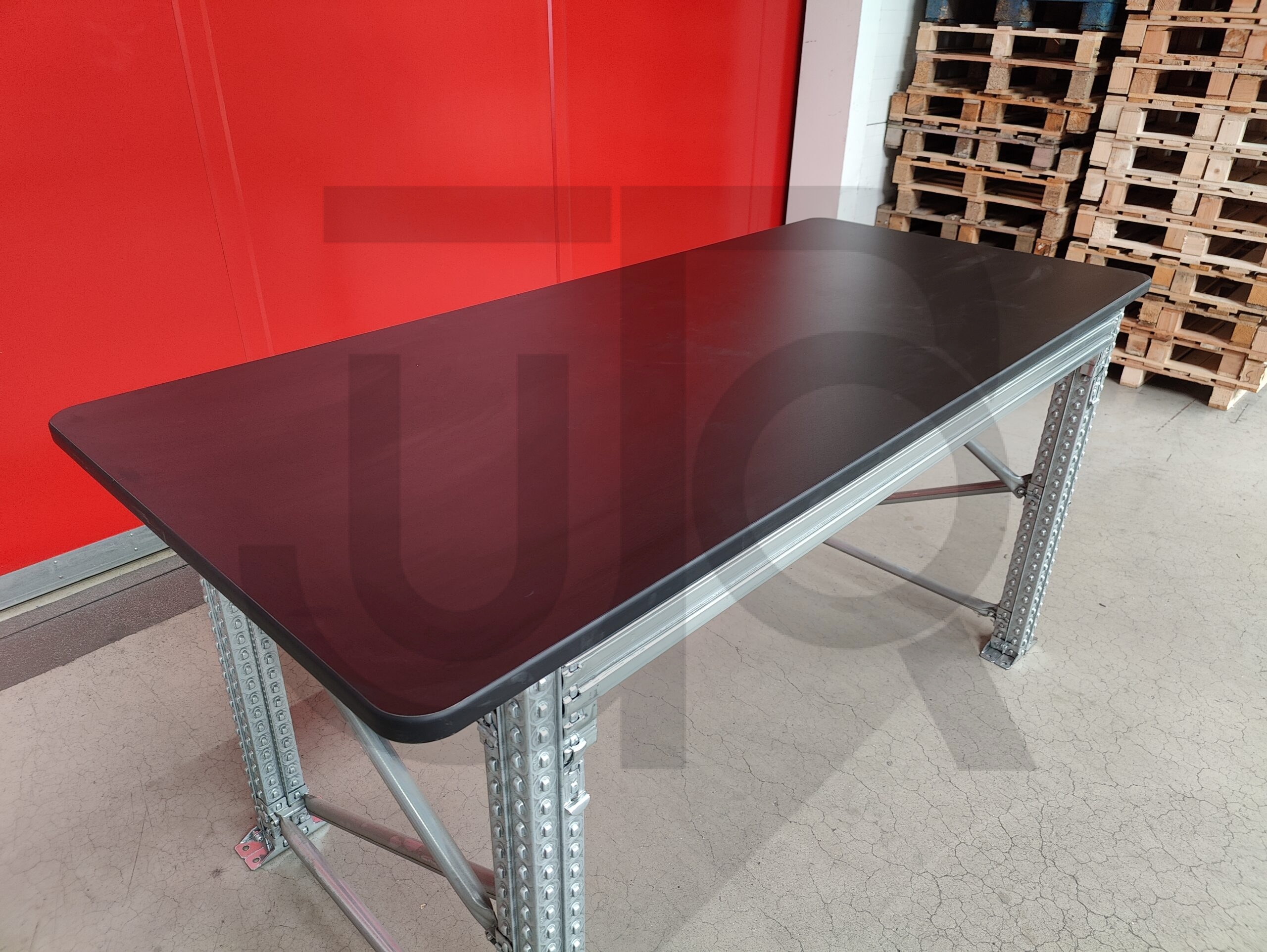 Gebruikte werktafel verzinkt L2000xD900xH950, werkblad schade onderzijde